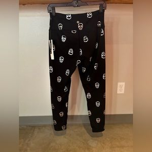 Compression leggings with silver skulls